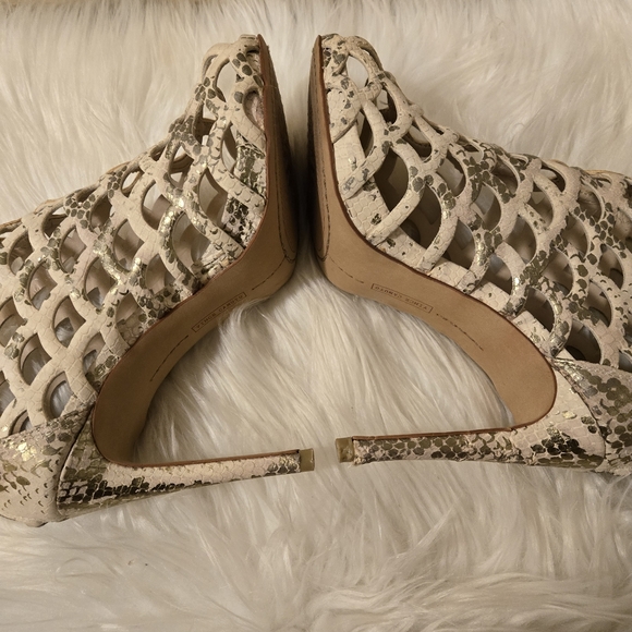 VINCE CAMUTO Women's  Gray Beige Snakeskin Caged Stilettos Size 6 1/2 M-36 1/2 - Picture 5 of 15